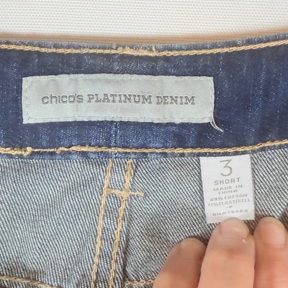 Chico's 3 Short XL Platinum Denim Jeans Dark Wash Blue Womens‎ Straight Leg - Picture 6 of 7